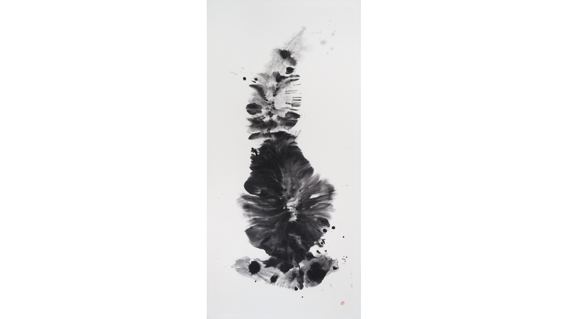與鯊共泳 中國水墨、紙本 195.8 cm x 112 cm 何鳳蓮版權所有2025©